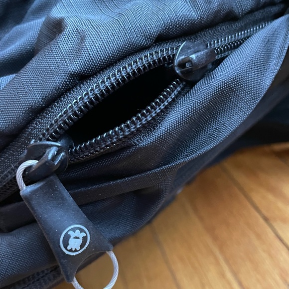 PacSafe travel safe crossbody laptop backpack with camera compartment - Picture 5 of 7